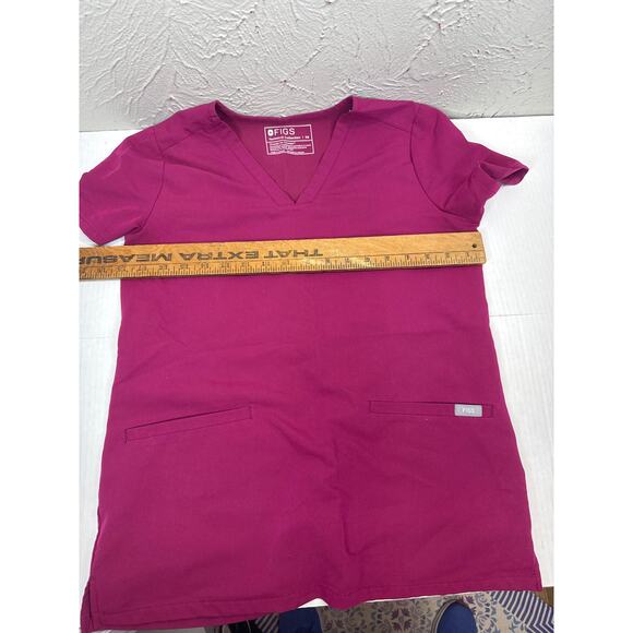 FIGS Technical Scrub Top Womens Dark Pink Stretch V-Neck Pockets Uniform Size XS - Picture 4 of 4